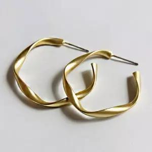 여성 매트 골드 웨이브 링 귀걸이 패션 귀걸이