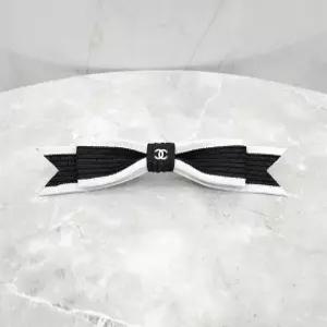 샤넬 CC 로고 라피아 리본 헤어핀 150702761