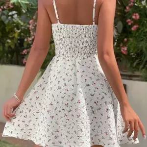 리본끈 허리밴딩 작은 플라워 패턴 미니 끈 원피스 (HSJ-WF79ECA)