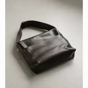 아워레가시 그란데 사방 백 딥 아메리카노 레더 숄더백 A2268GSD