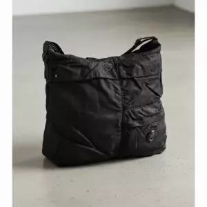 씨피컴퍼니 26SS 나일론 B 숄더백 크로스백 20CMAC042A 005269G 999