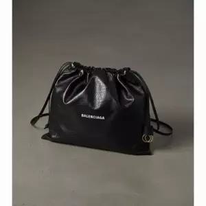 발렌시아가 쇼퍼 라지 더스트 백 크로스바디 파우치 8116082ABH6 1090