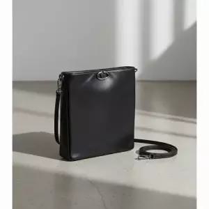 발렌티노 V로고 플랫 백 가죽 숄더백 블랙 5Y2B0C95 XSK 0NO