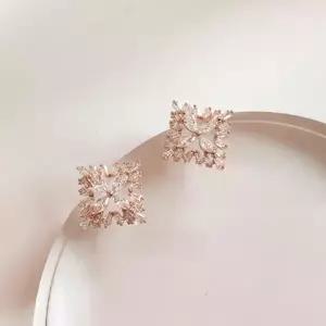 [하프클럽/]여성 지르코니아 반짝이는 스터드 쁘띠 귀걸이