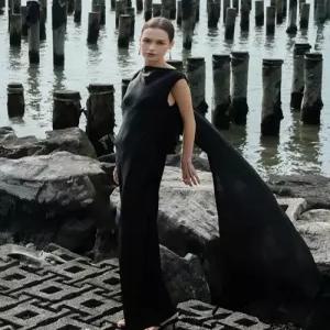 하가히 비대칭 케이프 디테일 드레스- 블랙 SS26-DR001