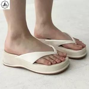 [애슬릿] 통굽 쪼리 발편한 쿠션 플랫폼 굽높은 슬리퍼 5.5cm