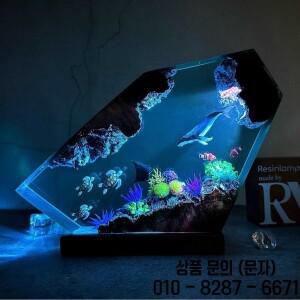 수제 투명 레진 동굴 바다 나무 집 장식 생일 선물 및 기념품. 데스크탑 야간