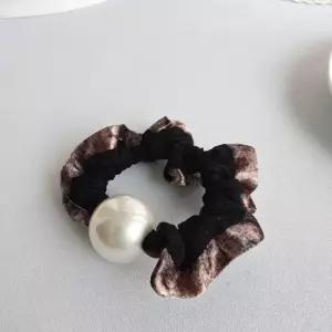 [옷자락]여성 투톤 벨벳 왕진주 머리끈 곱창밴드