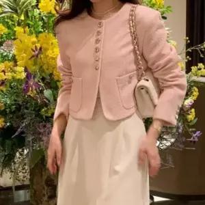 DUGNMARKT  광버튼 포인트 트위드 자켓 여자 봄패션 스타일 예식장 여성 하객룩 연말 모임 코디 엄마