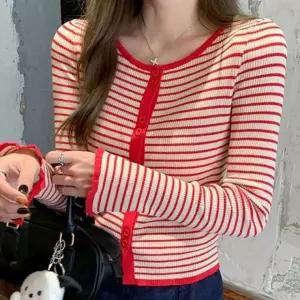 DUGNMARKT  스트라이프 레드 롤업 가디건 여성 연말 모임 패션 가을 코디 여자 겨울 데이트룩 나들이