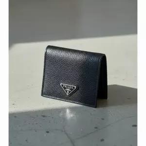 프라다 26SS 가죽 트라이앵글 로고 남성 반지갑 2MO004 2E54 F0002