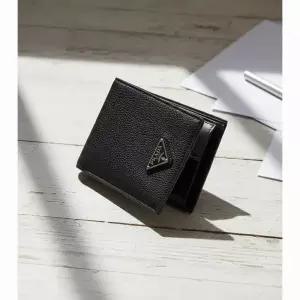 프라다 남성 가죽 반지갑 코인포켓 블랙 2MO738 2E54 F0002