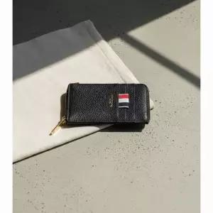 톰브라운 페블 그레인 하프 집어라운드 지갑 블랙 MAW080A 00198 001