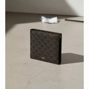 셀린느 트리옹프 캔버스 코인 컴파트먼트 반지갑 10C872BQB 38NO