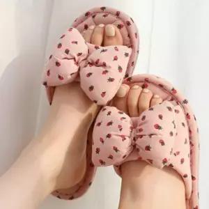 인기상품 쿠션 슬리퍼 실내화 거실 가정용 경량 리본 핑크 [WFKQCDC_260412]