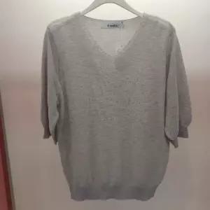 Latium HC06 얇고 시원한 메탈배색 LIN 브이넥 7부반팔 니트티 D2623sw07G