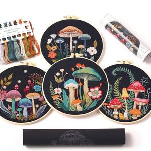 REEWISLY 패턴 및 설명서(한글이 아닐 수 있음)가 있는 자수 스타터 키트 4개, DIY 성인 초보자 십자수 키트, 플라스틱 자수 링 2개, 가위 1쌍, 컬러 실 및 바늘 포함