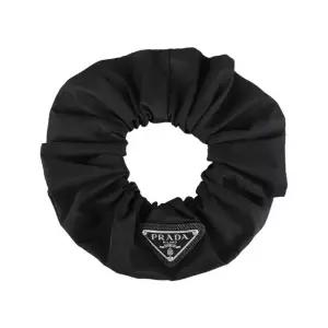 26SS 삼각로고 곱창 헤어밴드 (1IF015 2DMI F0002)