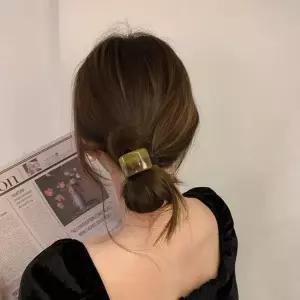 올림머리 반묶음 로맨틱무드 곡선 사각포인트 머리끈 짱짱한머리끈 귀여운머리끈