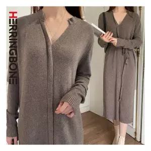 오피스룩 [헤링본] 여성 겨울 긴팔 기모 롱 원피스 니트 브이넥 루즈핏 빅사이즈 스트랩 데일리룩 HE097