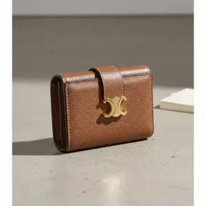 셀린느 서플 그레인 카프스킨 나노 파인 스트랩 지갑 10M963GHH 04LU