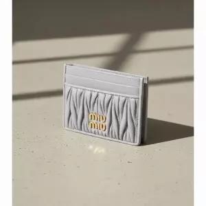 미우미우 26SS 마테라쎄 나파 가죽 여성 카드지갑 5MC076 F0230