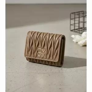 미우미우 26SS 마테라쎄 나파 가죽 스몰 지갑 여성 반지갑 5MH033 AFPP F098L