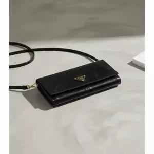 프라다 26SS 숄더 스트랩 가죽 지갑 여성 미니 크로스백 1MT036 2CYR F0002