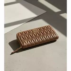 미우미우 마테라쎄 나파 가죽 라지 장지갑 5ML506 AFPP F098L