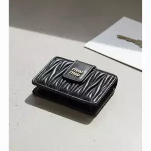 미우미우 26SS 마테라쎄 나파 가죽 여성 카드 지갑 5MC280 블랙 F0002