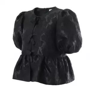 GANNI 26SS SATIN CLOQUE PEPLUM BLOUSE A1040079 099) 새틴 클로케 페플럼 블라우스)