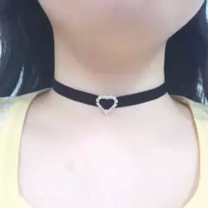 블랙 벨벳 하트 포인트 초커 목걸이 패션소품
