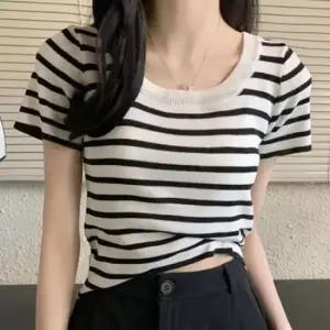 [옷은날개] 골지 세미크롭 스트라이프 U넥 반팔니트티