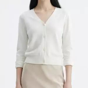 KARRA 데일리브이넥심플가디건_A6S0369