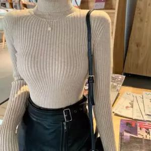 [리빌모아]여자 포근 도톰 기본 목폴라 골지 티 LDW-TSA-SSIS622-베이지