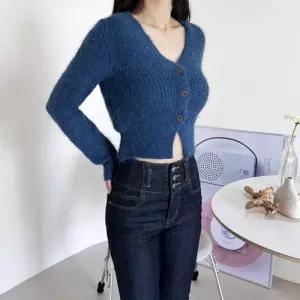 [리빌모아]여자 퍼 브이넥 크롭 니트 가디건 DJW-KN-SCAT1037-라이트블루
