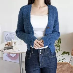 [리빌모아]여자 퍼 브이넥 크롭 니트 숏 가디건 DJW-KN-SCAT1037-블랙