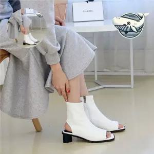 세련된 오픈백 앵클 부츠 여름 트렌드 포인트