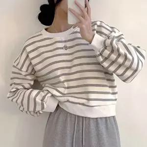 [리빌모아]여자 스트라이프 단가라 크롭 라운드 맨투맨 OCW-TSA-SWFGOS0K