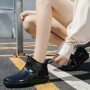 가벼운 착화감 광택 디자인 짧은 여성 레인 부츠 장화 장마철 슈즈 앵클레인 부츠숏 양말