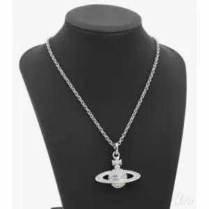 [비비안웨스트우드] 바스 릴리프 팬던트 미니 실버 목걸이 154957248