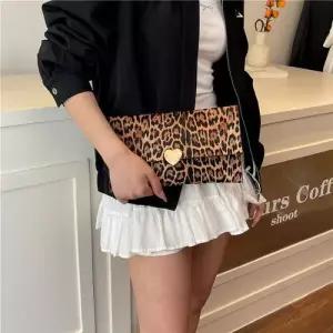 원더맨 여성용 여름 데일리룩 가방 클러치백 패션 호피 메탈 하트 봉투 클러치 KUK2