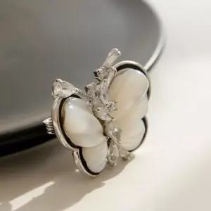 [제이로렌]바이데이지 자개 나비 블랙라인 브로치 Bb0362