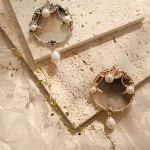 [제이로렌]바이데이지 자개 나뭇잎 댕글 진주 라운드 브로치 Bb0369