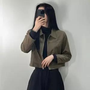 [갓샵]여성 스웨이드 절개 카라 크롭 숏 자켓 간절기 아우터