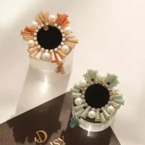 [제이로렌]바이데이지 오닉스 플라워 진주 참 장식 브로치 Bb0370