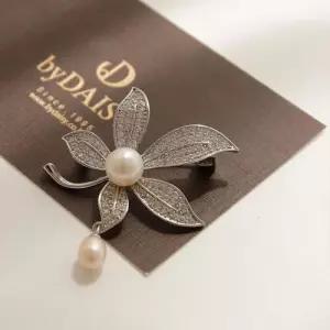 [제이로렌]바이데이지 플라워 화이트 진주 포인트 브로치 Bb0394