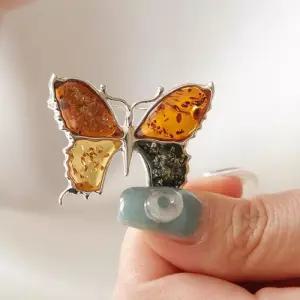 [제이로렌]바이데이지 호박 원석 멀티컬러 중사이즈 나비 브로치 Bb0374