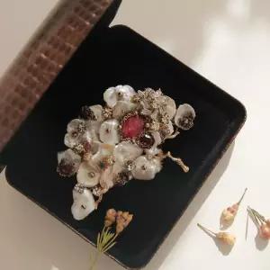 [제이로렌]바이데이지 케이시진주 루비 나무 원석 브로치 Bb0360