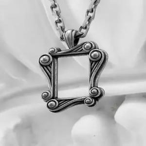 [블레스드 뷸렛]볼루트 프레임 목걸이_빈티지실버/다크실버